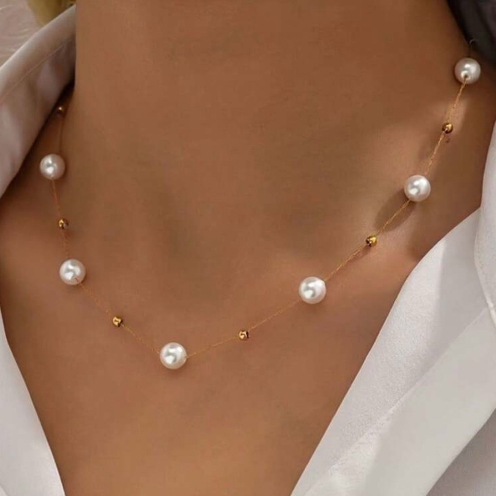 Gold and Faux Pearl Necklace‎